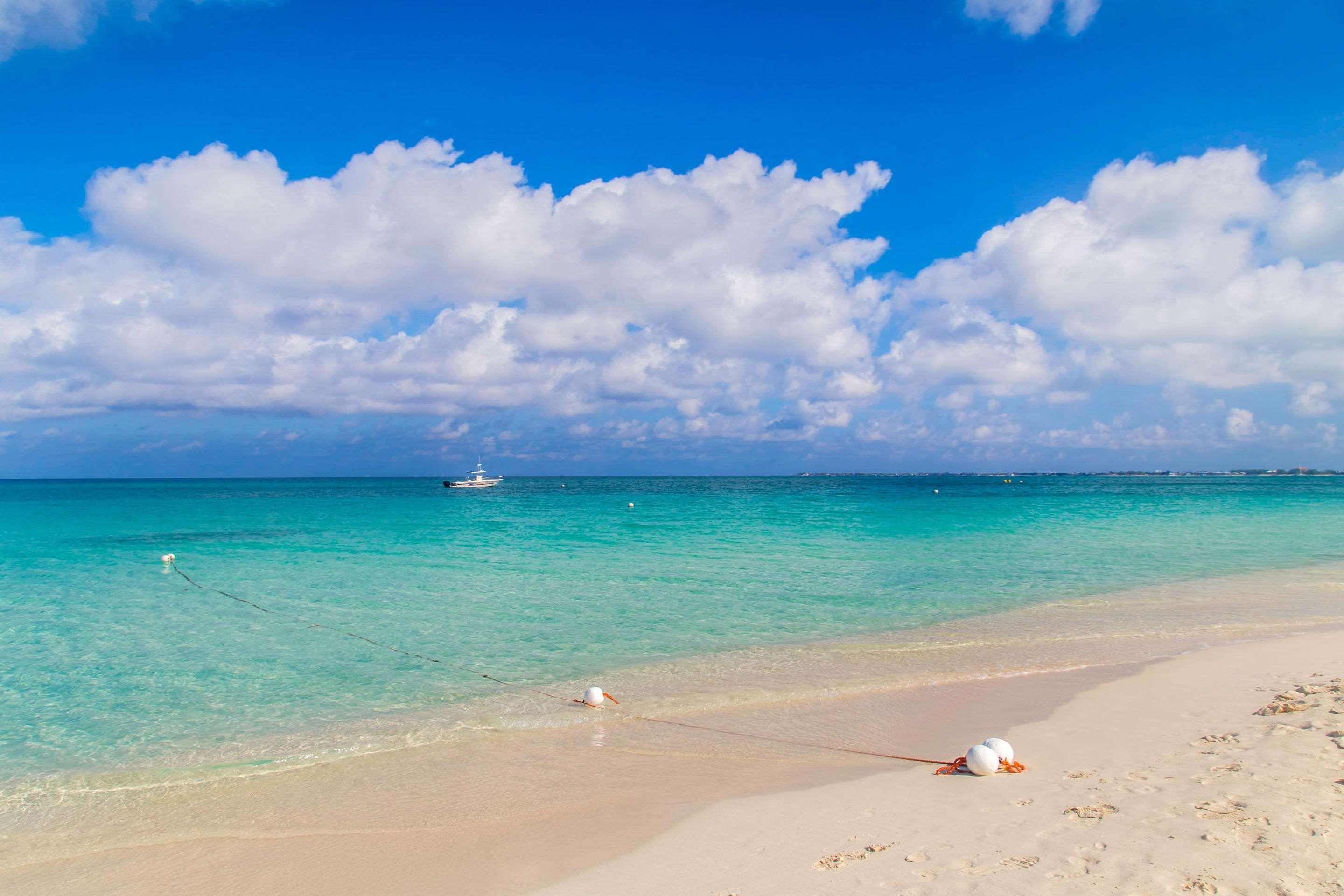 Hampton By Hilton Grand Cayman Seven Mile Beach 乔治城 外观 照片